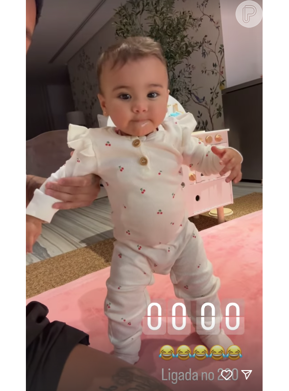 Quando voltou para casa, Neymar mostrou a filha Mavie aprontando e, segundo ele, "ligada no 220"