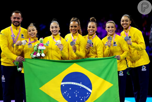 Finalista na Olimpíada de Paris-2024, Julia Soares com a equipe brasileira que garantiu vaga para os Jogos