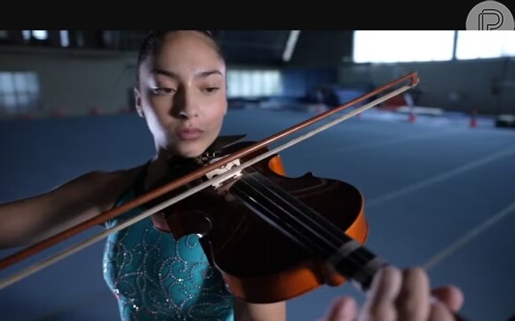 Julia Soares além da ginástica é apaixonada por violino