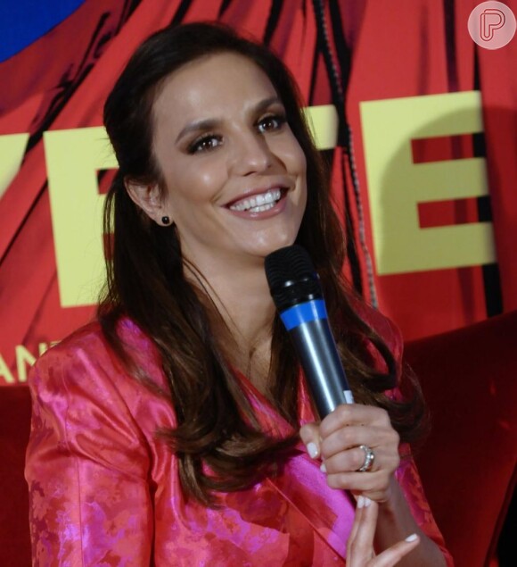 Ivete Sangalo pede para interpretar mãe de Crô em vez de cantora de axé em 'Super Crô - O Filme'; a informação é da colunista Regina Rito do jornal carioca 'O Dia', em 6 de abril de 2013