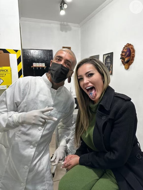 Andressa Urach faz procedimento de língua de cobra