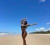 Viviane Araujo atualizou suas redes sociais com novas e belíssimas fotos em uma praia paradisíaca