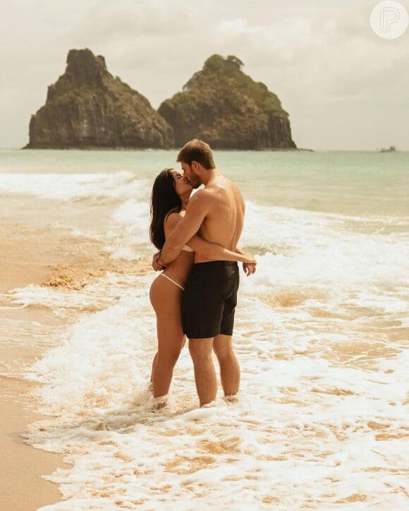 Juliette também esbanjou romantismo ao lado do namorado nas fotos tiradas em Noronha