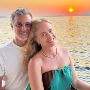 Angélica e Luciano Huck durante um pôr-do-sol europeu