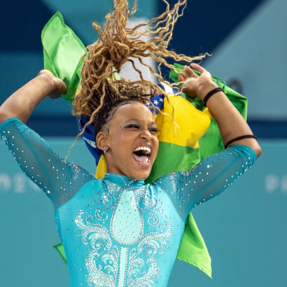 Rebeca Andrade conquistou uma medalha de ouro nas Olimpíadas de Paris 2024 nesta segunda-feira (05)