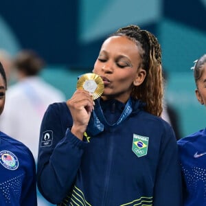 Rebeca Andrade ficou à frente de Simone Biles e Jordan Chiles, ambas dos EUA, na final de solo