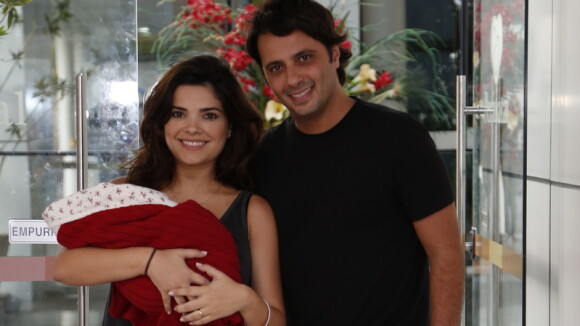 Vanessa Giácomo deixa a maternidade com a filha recém-nascida, Maria, e o marido
