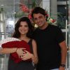 Vanessa Giácomo e o marido, Giuseppe Dioguardi, deixaram a maternidade sorridentes e posaram para fotos