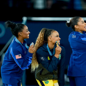 Final da trave teve momento emocionante entre Simone Biles, Rebeca Andrade e Jordan Chiles