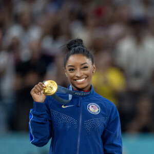 Já em Paris 2024, Simone Biles ganhou 4 medalhas, sendo três de ouro (529 g) e uma de prata (525 g). Por fim, ela deixa a competição com 2,112 kg em medalhas