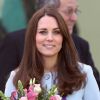Kate Middleton usou um look azul para comparecer a inauguração da da escola de crianças carentes Kensington Leisure Centre, em Londres, na Inglaterra