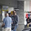 De óculos escuros, Marcello Antony foi flagrado em agência dos Correios, na Barra da Tijuca, no Rio