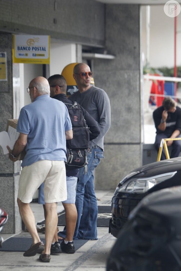 De óculos escuros, Marcello Antony foi flagrado em agência dos Correios, na Barra da Tijuca, no Rio