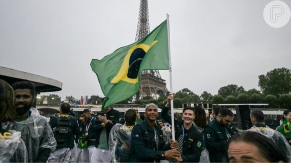 Isaquias Queiroz levou a bandeira do Brasil ao lado de Raquel Kochhann na Cerimônia de abertura das Olimpíadas de Paris 2024