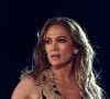 Jennifer Lopez atualmente tem 55 anos e impresssiona por seu corpo definido tanto em shows quanto em projetos em que atua