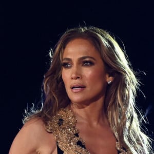 Jennifer Lopez atualmente tem 55 anos e impresssiona por seu corpo definido tanto em shows quanto em projetos em que atua