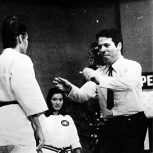 Morte de Silvio Santos: na foto rara, apresentador brinca no 'Cidade contra Cidade', em 1969