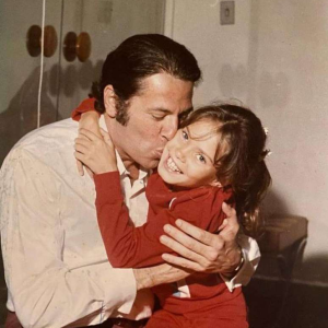 Foto rara de Silvio Santos: apresentador com a filha Cintia, primeira de suas seis