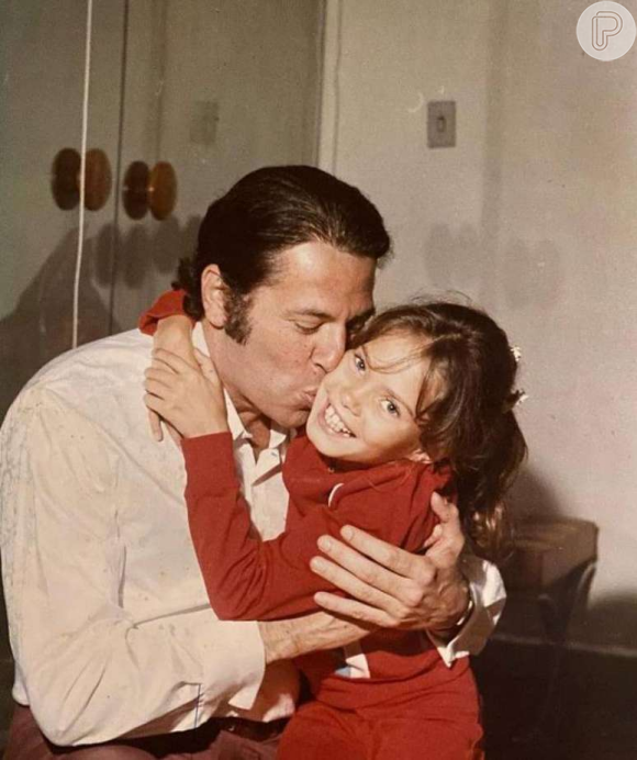 Foto rara de Silvio Santos: apresentador com a filha Cintia, primeira de suas seis