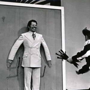 Morte de Silvio Santos: apresentador se arrisca em 1972 com atirador de facas
