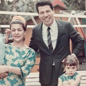 Foto rara: Silvio Santos com a primeira mulher, Maria Aparecida, e as filhas Cintia e Silvia