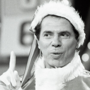 Silvio Santos se vestiu de Papai Noel no Natal de 1985 no programa 'Caldeirão da Sorte'