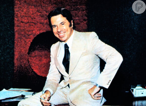 Silvio Santos em foto de 1971 no escritório do grupo que leva o seu nome