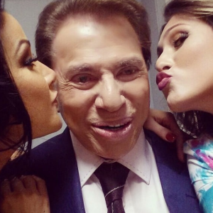 Livia Andrade e Silvio Santos se divertiam nos bastidores do SBT: em foto antiga, o apresentador apareceu recebendo beijo dela e Helen Ganzarolli