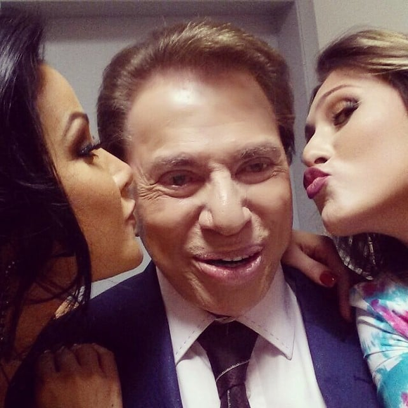 Livia Andrade e Silvio Santos se divertiam nos bastidores do SBT: em foto antiga, o apresentador apareceu recebendo beijo dela e Helen Ganzarolli
