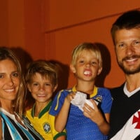 Eu dormi tanto assim?! Filhos gêmeos de Fernanda Lima e Rodrigo Hilbert impressionam pela altura em dia de teatro com os pais