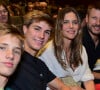 Filhos gêmeos de Fernanda Lima e Rodrigo Hilbert, João e Franciso posaram com os pais em dia de teatro, em São Paulo