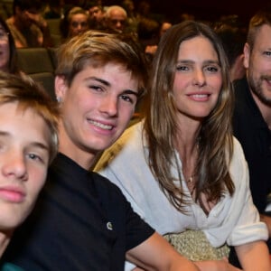 Filhos gêmeos de Fernanda Lima e Rodrigo Hilbert, João e Franciso posaram com os pais em dia de teatro, em São Paulo