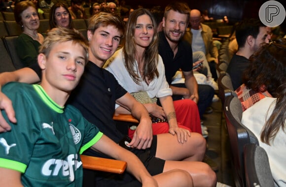 Filhos gêmeos de Fernanda Lima e Rodrigo Hilbert, João e Franciso posaram com os pais em dia de teatro, em São Paulo