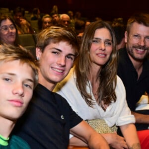 Fernanda Lima e Rodrigo Hilbert foram com os filhos gêmeos ao teatro em 18 de agosto de 2024