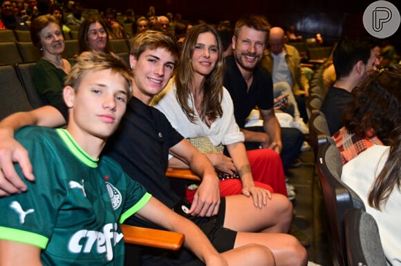 Fernanda Lima e Rodrigo Hilbert foram com os filhos gêmeos ao teatro em 18 de agosto de 2024