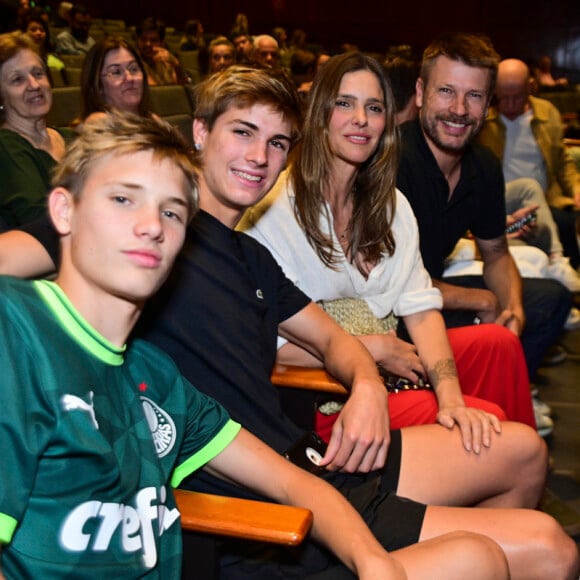 Fernanda Lima e Rodrigo Hilbert foram com os filhos gêmeos ao teatro em 18 de agosto de 2024