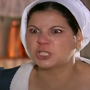 Zulmira (Carla Daniel) dá uma bofetada em Debora (Ana Lucia Torre)