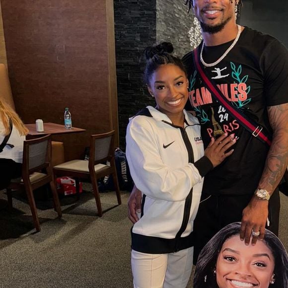 Simone Biles e o esposo Jonathan Owens estão construindo uma mansão em Houston.