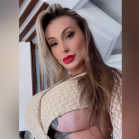 Após passar mal durante trabalho, Andressa Urach volta a divulgar pornô com ator masculino