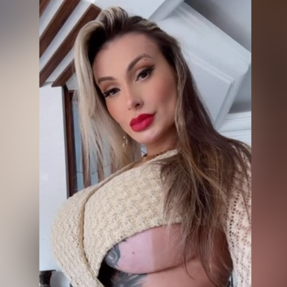 Após passar mal durante trabalho, Andressa Urach volta a divulgar pornô com outro homem