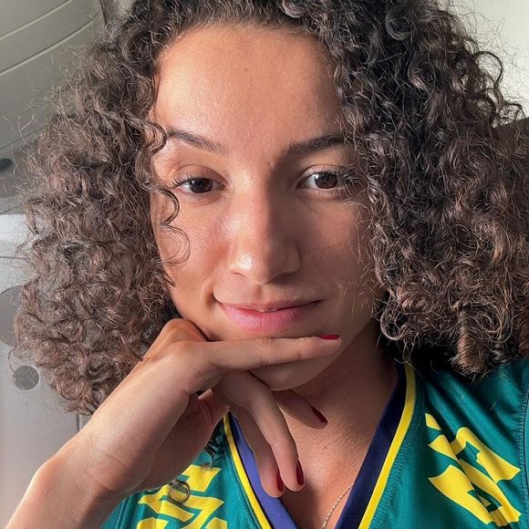 As especulações sobre o possível romance das atletas Rebeca Andrade e Gabi Guimarães, do vôlei, surgiram quando elas começaram a aparecer mais juntas.