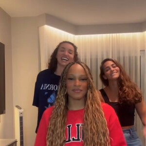 Gabi, do vôlei, pode ser vista em vídeos de dança com a colega Rebeca Andrade.