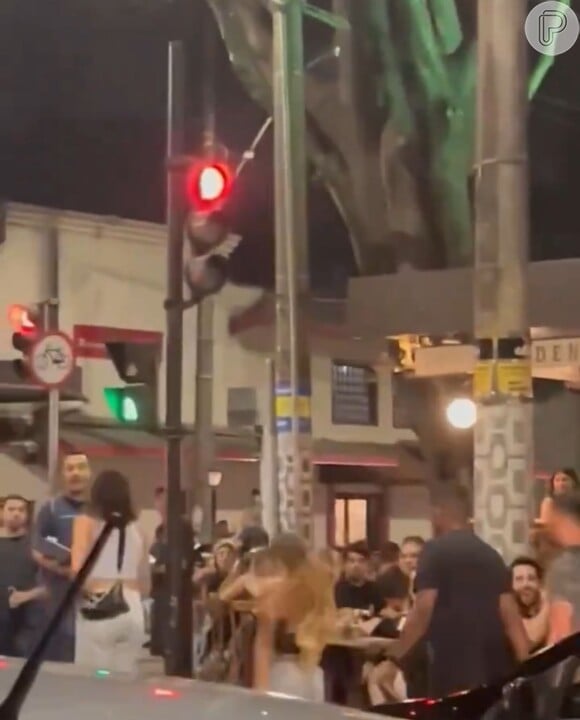 Rebeca Andrade e Gabi Guimarães jantaram num restaurante em Belo Horizonte e causaram alvoroço entre os fãs.