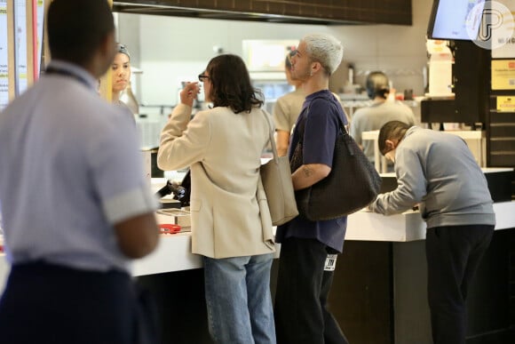 Bruna Marquezine e João Guilherme vão à rede de fastfood em aeroporto