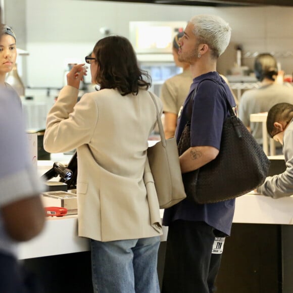 Bruna Marquezine e João Guilherme vão à rede de fastfood em aeroporto