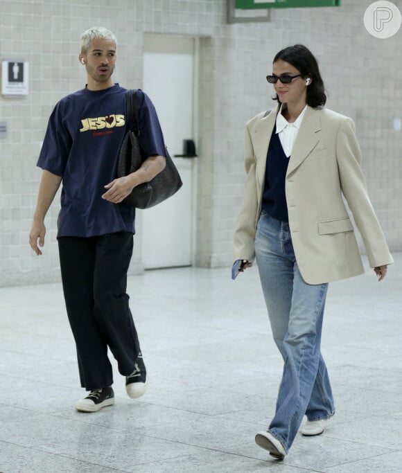 Bruna Marquezine e João Guilherme são fotografados no aeroporto Santos Dumont, no Rio de Janeiro