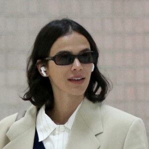Bruna Marquezine esbanja estilo de maxi blazer, jeans e óculos escuros em aeroporto