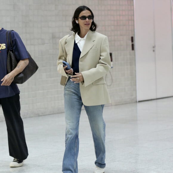 Bruna Marquezine esbanja estilo de maxi blazer, jeans e óculos escuros em aeroporto