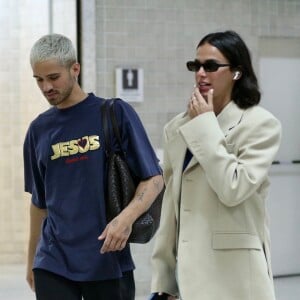 Com Bruna Marquezine, João Guilherme chama atenção com camiseta 'Jesus Love Me' em aeroporto