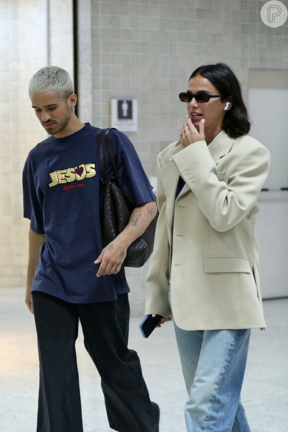 Com Bruna Marquezine, João Guilherme chama atenção com camiseta 'Jesus Love Me' em aeroporto